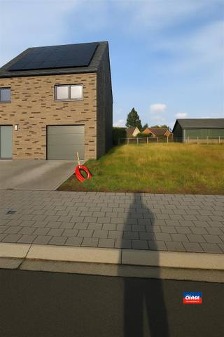 9130 KALLO | BOUWGROND | TOTALE GRONDOPPERVLAKTE VAN 339m² VOOR EEN HALF-OPEN BEBOUWING| De breedte aan de straatkant bedraagt 9.5m | De breedte...