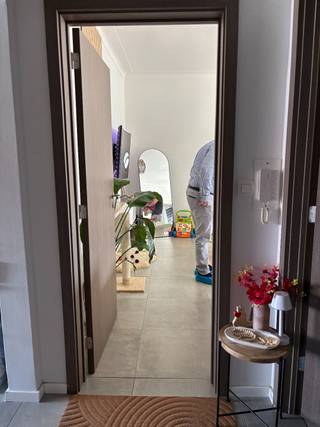 Het appartement is gelegen op de tweede verdieping in een gebouw met 5 appartementen. De keuken is voorzien van alle toestellen. Volledig appartement is op tegel. In de badkamer is een douche, lavabo en toilet. Naast de 2 slaapkamers is er nog een aparte berging. In de kelder zijn er twee bergingen inbegrepen. Super verzorgd appartement met extra meubilair in keuken.<br /><br />Troeven zijn een conform elektriciteitsattest, EPC B, een asbestveilig appartement.<br /><br />Een ondergrondse garage is verplicht mee aan te kopen aan de prijs van € 22.500.<br /><br />Huurder vertrekt op korte termijn zodat het bij de akte beschikbaar is.
