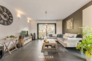 Voor meer info en foto’s, surf naar www.swevers.be – In een rustige, doodlopende straat in Paal ontdek je deze verrassend ruime, vrijstaande gezinswoning op een perceel van 10a43ca. De woning werd gebouwd in 1999 en heeft al enige renovaties zoals nieuwe vloeren en zonnepanelen achter de rug.. Je geniet er van een bewoonbare oppervlakte van 184 m², een kelder van 121 m² en een zolder van 40 m². De lichtrijke leefruimte van 36 m² sluit aan op de keuken met zicht op de tuin. Verder zijn er 3 ruime slaapkamers, een badkamer met ligbad en douche en een inpandige garage. De kelder omvat o.a. een dubbele garage, stookruimte en extra bergruimte. Buiten vormt het terras een mooie overgang naar de kindvriendelijke tuin met noordoostelijke oriëntatie. Gelegen op wandelafstand van ontspanning, winkels, scholen en openbaar vervoer, met de snelweg op slechts 550 meter. Een instapklare thuis met veel ruimte én potentieel. Voor meer informatie, bel 011 255 155. Bron bewoonbare oppervlakte: EPC – verslag.