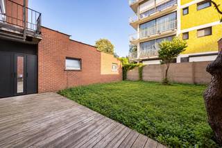 Bent u op zoek naar een volledig gerenoveerd gelijkvloers appartement met 3 slaapkamers en een tuin? Dan stellen wij graag dit appartement aan u voor! <br /><br />Indeling:<br />U komt binnen in de woonkamer met open keuken die volledig gerenoveerd is met de nodige toestellen. Centraal is er de moderne badkamer met inloopdouche, dubbele lavabo verwerkt in een badkamermeubel en handdoekradiator. Voor de badkamer is er een aansluiting voor een wasmachine en/of droogkast. Er is een apart toilet voorzien. Achteraan zijn er drie slaapkamers, waarvan de kleinste slaapkamer doorgang geeft aan de tuin (70m²) achteraan. <br />Ligging:<br />De ligging is een echte troef. Voor de deur stopt tram 5 (momenteel omgedoopt tot tram A9), die u in slechts 20 minuten naar het historisch hart van Antwerpen brengt. Het eigendom ligt op een wandelafstand van de Bremweide, het Ertbruggebos, Park Groot Schijn en het Rivierenhof. Verder vindt u verschillende winkels, apotheek, horeca… binnen handbereik!<br />Pluspunten:<br />- Centrale ligging <br />- Meerdere slaapkamers<br />- Volledig gerenoveerd<br />- Grote tuin van 70m²<br /><br />Voor meer informatie kan u One vastgoed steeds bereiken op volgend nummer 03 360 85 30.