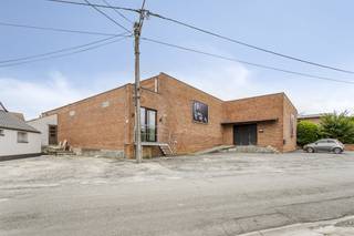 Ontdek dit veelzijdige magazijn gelegen in het rustige maar strategisch gelegen Otegem. Met een totale oppervlakte van ongeveer 500 m²,...