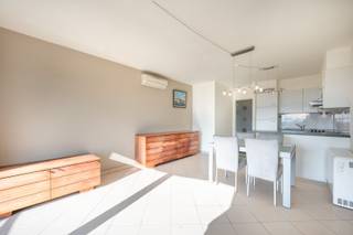 In Residentie Harbour View bevindt zich dit instapklare appartement met een prachtig uitzicht over de jachthaven. De lichtrijke leefruimte geeft uit op een zonnig terras aan de zuidkant, waar u in alle rust kunt genieten van het mooie uitzicht. De open keuken sluit naadloos aan op de leefruimte.<br />Het appartement beschikt over twee volwaardige slaapkamers, een badkamer met douche, een apart gastentoilet en een praktische berging. Daarnaast zijn er een privatieve staanplaats, een privatieve kelderberging en 2 fietshaken inbegrepen. Forfait syndickosten 50 euro/maand. Ref.OGA510