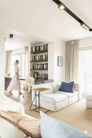 Stijlvol duplex appartement te koop met prachtig uitzicht op de Kleine Bassin in Roeselare.Dit appartement bevindt zich op de vierde verdieping...