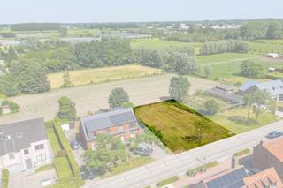 Droom je van energiezuinig wonen in een rustige, groene omgeving met prachtig vergezicht?<br />In de Hoekskensstraat in Beervelde geniet je van een charmante woonomgeving met een landelijk karakter en toch alle dagelijkse voorzieningen binnen handbereik. Winkels, horeca en belangrijke verbindingswegen bevinden zich in de nabije omgeving. Hier vind je de ideale uitvalsbasis om comfortabel te wonen en volop te genieten van alles wat Lochristi en omstreken te bieden hebben!<br /><br />Bij elke woning krijgt de koper de kans om volledig inspraak te hebben in de inrichting en afwerking van de woning. In samenspraak met onze betrouwbare partnerleveranciers kies je zelf de materialen en afwerking volgens smaak en budget – zo maak je van deze woning écht jouw thuis.<br /><br /><strong>Indeling van de woningen:</strong><br />Gelijkvloers: Inkomhal met gastentoilet, ruime leefruimte met open keuken en een ruime garage<br />Verdieping: Nachthal met apart toilet, 3 slaapkamers (16,62m² - 13,36m² - 12,96m²), badkamer uitgerust met ligbad, inloopdouche en dubbele lavabomeubel<br />Zolder: Toegankelijk via het zolderluik <br /><br /><strong>Extra troeven van deze woning:</strong>
<ul>
<li><strong>Prachtig vergezicht vanuit de woning!</strong></li>
<li>Energiezuinig wonen;</li>
<li>Lucht/water warmtepomp, zonnepanelen en vloerverwarming op het gelijkvloers;</li>
<li>Ruime slaapkamers;</li>
<li>Regenwaterput 7.500l aangesloten op toiletten/wasmachine/buitenkraan;</li>
</ul>
Wens je meer informatie, contacteer ons vandaag nog voor meer informatie of een afspraak op ons kantoor!