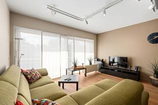 [[ DIT PAND NEEMT DEEL AAN DE ERA OPEN HUIZEN DAG OP 19/9 VAN 11:00 TOT 12:00 ]]
<p>Comfortabel appartement in Zwijndrecht, centraal gelegen aan de Pastoor Coplaan met voorzieningen binnen handbereik.</p>

<p>Dit appartement combineert een praktische indeling met een gunstige ligging in Beveren-Kruibeke-Zwijndrecht. Dankzij de centrale positie aan de Pastoor Coplaan geniet u van een vlotte verbinding naar het centrum van Zwijndrecht en omliggende gemeenten. Lokale winkels, horeca, scholen en dagelijkse voorzieningen bevinden zich in de onmiddellijke omgeving, wat het appartement bijzonder interessant maakt voor wie comfortabel en centraal wil wonen. De leefruimte en keuken vormen een aangename basis voor dagelijks wooncomfort, terwijl de twee slaapkamers extra mogelijkheden bieden voor gezinnen, koppels of thuiswerk.</p>

<p>Belangrijkste ruimtes:<br />• Living met aangename leefruimte en natuurlijke lichtinval<br />• Keuken uitgerust met vaatwasser, dampkap, koelkast, gaskookplaat en elektrische oven<br />• 2 slaapkamers met praktische indeling<br />• Badkamer met ligbad en dubbele wastafel in meubel<br />• Berging met aansluiting voor wasmachine en droogkast<br />• Apart toilet met handenwasser<br />• Garage optioneel aan te kopen voor €29.000.</p>

<p>Troeven:<br />• Centrale ligging aan de Pastoor Coplaan met winkels en horeca vlakbij<br />• Vlotte bereikbaarheid naar Zwijndrecht en omliggende gemeenten<br />• Praktisch appartement met 2 slaapkamers en garage</p>

<p>Neem vandaag nog contact op met je ERA-makelaar voor een bezoek. JOUW DROOMAPPARTEMENT. ZO GEVONDEN!</p>