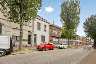 Dit huis te koop aangeboden in Deurne is centraal gelegen in de Palinckstraat. Het openbaar vervoer (bus en tram) vind je op 5 minuten wandelen.<br /><br />Het huis werd gerenoveerd in 2022, waarbij onder andere de boiler, badkamer en slaapkamers bovenaan werden vernieuwd. Vorig jaar werd er een volledig nieuw dak gelegd. Er werden ook zonnepanelen geplaatst, evenals een geïsoleerde voorgevel in crepis.<br /><br />Het huis dat we hier te koop aanbieden in Deurne beschikt over volgende indeling:<br /><br />KELDER<br />GELIJKVLOERS<br />- lichtrijke woonkamer<br />- open, ruime keuken met berging<br />- gezellige stadskoer<br /><br />EERSTE VERDIEP<br />- badkamer voorzien van bad/douche combinatie, dubbele lavabo en toilet, met aparte wasruimte<br />- 2 ruime, lichtrijke slaapkamers<br /><br />TWEEDE VERDIEP<br />- 2 lichtrijke slaapkamers<br /><br />Bij dit huis te koop in de Palinckstraat, krijg je niet alleen licht en ruimte, maar ook sociale, vriendelijke buren in de straat waar regelmatig bbq's en straatfeesten georganiseerd worden.<br /><br />EPC Palinckstraat 140: 196 kWh / (m²/jaar) (B)<br /><br />Ben jij geïnteresseerd in dit huis te koop in Deurne? Had u graag een gratis schatting van uw eigendom? bel ons voor een vrijblijvend gesprek op 03/666.66.66 of mail naar deurne@dewaele.com.<br /><br />Bestuursmaatregelen in het maatregelenregister en stedenbouwkundige inlichtingen: in aanvraag<br /><br />Elektrische keuring en asbestattest: in opmaak<br /><br /><br /><br />Bestuursmaatregelen in het maatregelenregister: nee