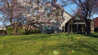 Unieke woning met praktijkruimte, 5 slaapkamers en naastliggende bouwgrondBent u op zoek naar een uitzonderlijke eigendom waar wonen, werken en...