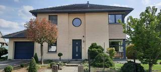 Deze instapklare mooie woning is gelegen in een rustige woonwijk.
Indeling: hall, gastentoilet, living met gashaard, eetplaats met lichtrijke ontspanningshoek, geïnstalleerde keuken, bijkeuken met ingebouwde kastruimte, grote garage met automatische poort, 3 ruime slaapkamers, badkamer met wastafel, toilet, bad en inloopdouche, overloop, zolder, aangelegde tuin, tuinhuis en carport, recente omheining, digitale meters voor gas, elektriciteit en water
Extra troeven: grote raampartijen met dubbele beglazing, vijver met filterinstallatie, sproeisysteem voor de tuin, 2 opritten, gelegen op wandelafstand van natuurgebied 'Keiheuvel'
