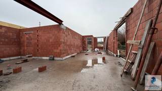 Pastoriestijl - nieuwbouw met 4 slpk, en GROTE Zuidgerichte tuin te Oedelem - OPP; 853 m²<br /><br />INDELING: Op het gelijkvloers bevindt zich de inkom met toilet, eet- en leefruimte, een open keuken, berging/wasplaats en een garage.<br />Op de eerste verdieping: nachthal met afzonderlijk toilet, 4 slaapkamers en badkamer. In het plafond van de nachthal wordt een uitklapbare zoldertrap voorzien. Er is tevens mogelijkheid om mits meerkost een vaste trap te voorzien en de zolderruimte in te richten. <br />BUITEN: Private oprit tot de woning met tuin omgeven door knotwilgen. <br /><br />TROEVEN:<br />- energiezuinige nieuwbouw conform huidige EPB-normen; <br />- woning wordt volledig en kwalitatief afgewerkt;<br />- inspraakmogelijkheden voor de afwerking;<br />- landelijke ligging middenin het groen en vlakbij wandelroutes vlakbij assebroekse meersen.<br />- Tussen ASSEBROEK en OEDELEM <br />- landelijke en groene omgeving;<br />- op minder dan 300m van school, openbaar vervoer en alle winkels in centrum Oedelem, Maldegem en Beernem;<br />- vlotte verbinding <br /><br />Oplevering voorzien in het voorjaar 2026.<br /><br />De afwerking gebeurt volgens het standaard lastenboek met ruime inspraakmogelijkheden.<br /><br />PLANNEN EN LASTENBOEK TER INZAGE OP KANTOOR. WIJ MAKEN GRAAG TIJD VOOR U!<br /><br />Mogelijkheid tot het bezichtigen van de modelwoning.<br /><br />Contacteer ons voor meer informatie of om uw bezoek in te plannen - info@perspectiefvastgoed.be of 050 550 750<br /><br /> 