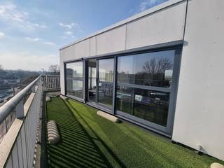 Aan de rand van Gent, vlakbij de invalswegen N43 en N6, op 5 minuten rijden van E40 en E17, vinden we dit ruime kantoor terug.
Het kantoor (duplex) heeft een oppervlakte van 150m² en bestaat uit 2 vergaderzalen, 3 bureauruimtes, twee toiletten en een leuk terras.
Het kantoor is strategisch gelegen aan de Sterre te Gent. Er is ook de mogelijkheid om 2 staanplaatsen te huren vlakbij.
Meer informatie of een bezoek kan steeds na afspraak via info@descheldegalm.be