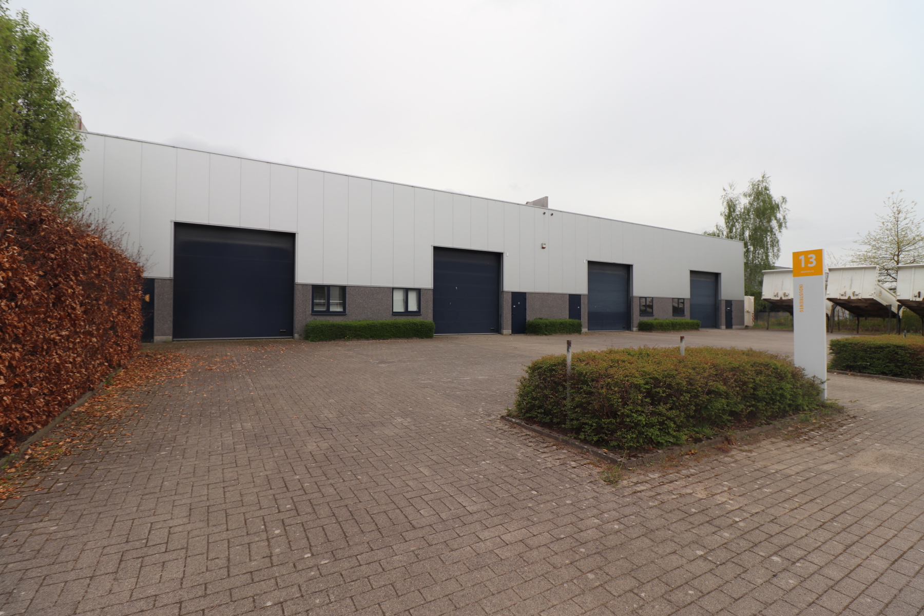 KMO-UNIT VAN 500M² MET BIJHORENDE KANTOREN. INDUSTRIEZONE MERKSPLAS - foto 1