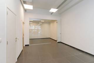 <p><strong>Dit handelsgelijkvloers ligt op een absolute toplocatie met hoge passage. Je bent omringd door een sterke mix van winkels, horeca en commerciële trekpleisters. Openbaar vervoer (bus/tram) en ruime parkeermogelijkheden bevinden zich vlakbij, terwijl de A12 en E19 zorgen voor uitstekende bereikbaarheid. Het is de ideale setting voor wie zichtbaarheid, toegankelijkheid en een stabiele klantenstroom belangrijk vindt.</strong><span> </span></p><p><br /></p><p><span>De ruime handels of kantoorruimte biedt een brede etalage met veel lichtinval. Achteraan vind je een praktische keuken en een royale berging voor stockage of extra functionaliteit. Twee afzonderlijke toiletten verhogen het comfort voor personeel en bezoekers. Met ca. 110 m² bruikbare oppervlakte is er alle ruimte om jouw concept professioneel uit te bouwen. </span></p><p><br /></p><p><strong>Troeven</strong><span> </span></p><ul><li><span>Centrale </span><strong>A-locatie</strong><span> met hoge zichtbaarheid en passage </span></li><li><span>Vlotte bereikbaarheid via </span><strong>bus en tram</strong><span> </span></li><li><span>Snelle verbindingen met </span><strong>A12</strong><span> en </span><strong>E19</strong><span> </span></li><li><strong>Ruime, gratis</strong><span> openbare parkings in de nabije omgeving </span></li><li><span>Commerciële omgeving met grote ketens én kwaliteitsvolle speciaalzaken </span></li><li><strong>Interessante investering</strong><span>mogelijkheden</span></li></ul><p><br /></p>