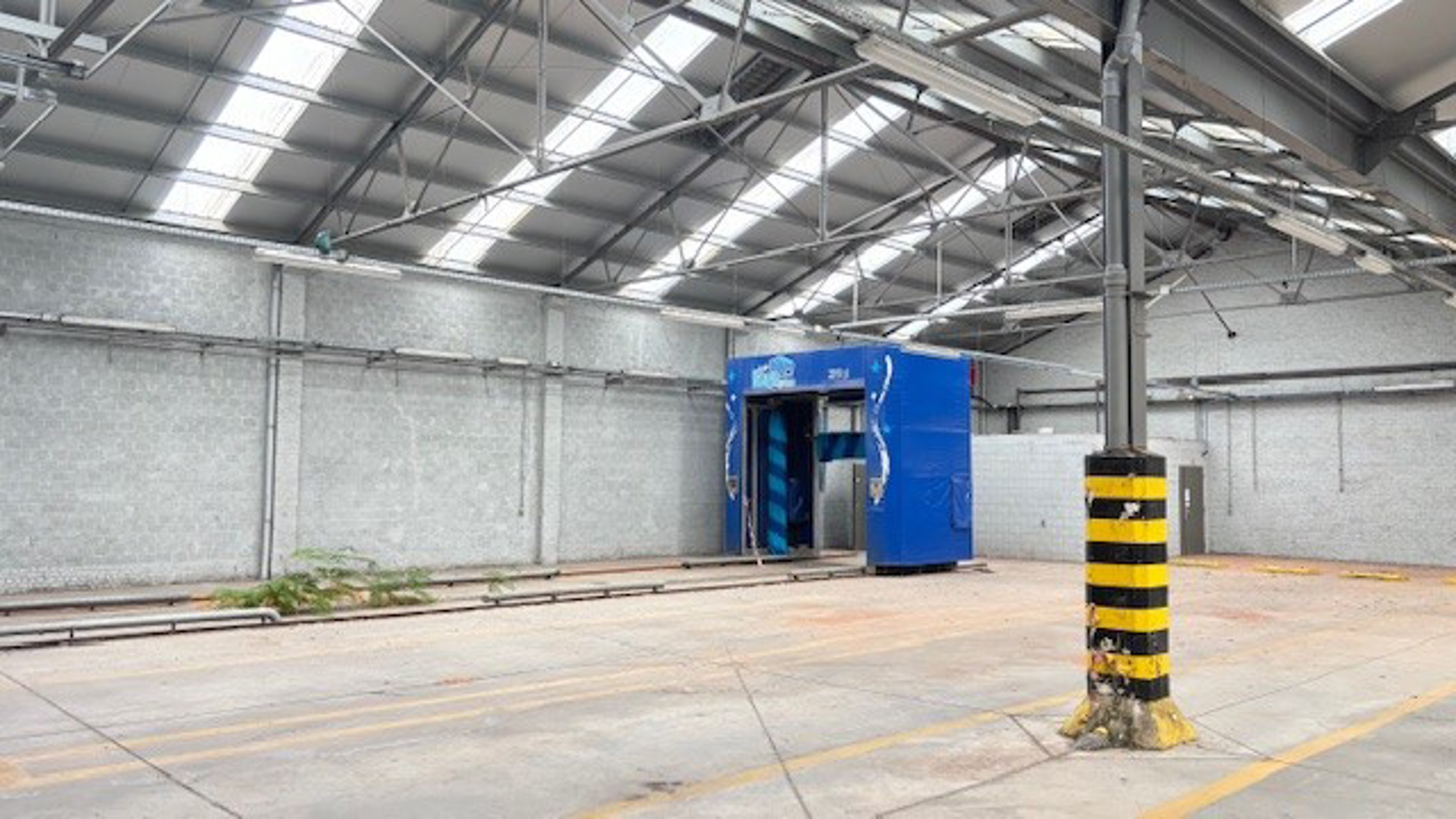 TE HUUR : Terrein 3.722m² met magazijn 1.490m² en kantoor 250m² - foto 3