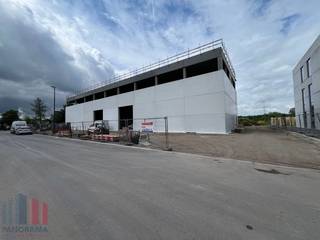 Uitstekend gelegen magazijnruimte van 1.137 m² te huur in Destelbergen. De site bevindt zich op een toplocatie, vlak naast de <strong>R4 </strong>op- en afrit Destelbergen en op slechts 2 km van de <strong>E17</strong>. Met directe verbinding naar de E17 & E40 geniet de loods van een vlotte bereikbaarheid richting Gent, Antwerpen, Brussel en omliggende steden.<br /><br />De loods betreft 768 m² op het gelijkvloers en is voorzien van een <strong>7 meter vrije hoogte</strong>, twee automatische sectionale poorten en een polybetonvloer. Bovendien is er nog een <strong>mezzanine </strong>aanwezig van 369 m², ideaal als extra opslag of als kantoor/showroom. Sanitaire voorziening is aanwezig in het magazijn. Tevens is er de mogelijkheid tot het bij huren van parkeerplaatsen.<br /><br /><strong>Verwachte oplevering: juli 2026 </strong>(onmiddellijk beschikbaar bij oplevering).<br /><br />Contacteer <strong>PANORAMA B2B</strong> voor bijkomende (technische) inlichtingen, plannen of een vrijblijvend plaatsbezoek via <strong>0477 06 30 30</strong>.