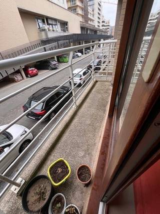 Appartement direct bij zee in gekende residentiële Duinenwijk van Oostende. Ook direct bij Duinenroute , historische James Ensorkerk , stand en Duinen<br /><br />Het appartement in deze recente residentie Etoile De Mer heeft lateraal Duinenzicht en is in perfecte staat. Het bestaat uit living met keuken , terras, nachthall met slaaphoek, 2 slaapkamers , badkamer en apart toilet.