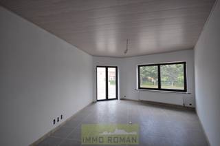 Dit gerenoveerd appartement bestaat uit een inkomhall, ruime leefruimte met open geïnstalleerde keuken, 2 slaapkamers, badkamer met...