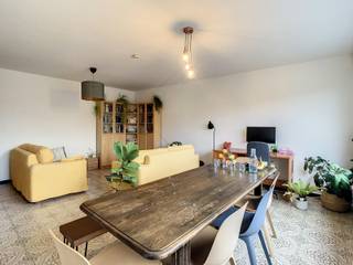 <p>Ruim appartement met 2 slaapkamers, leuk terras, grote garage en autostaanplaats gelegen op een heel rustige locatie te Kessel-Lo, juist buiten de Leuvense stadskern. </p><p>Het appartement is gelegen op de eerste verdieping (geen lift). Inkomhal met vestiaire en gastentoilet, mooie leefruimte met aangrenzend de keuken (4 vitro keramische kookplaten - dampkap - dubbele lavabo met afdruiprek - aansluiting wasmachine/vaatwas). Via de nachthal bereik je de 2 ruime slaapkamers (laminaat parket) en de badkamer (wastafel en ligbad met douche). Het terras (9 m² - achtergevel - overdekt) biedt nog extra ontspanningsmogelijkheden. </p><p>De residentie beschikt ook over een gemeenschappelijke tuin die de huurders mogen gebruiken (onderhoud door eigenaar). Bij dit appartement hoort ook nog een grote garage en een autostaanplaats. </p><p>De huurprijs bedraagt 995€/maand. Geen gemeenschappelijke kosten! <br />Alle verbruik is individueel.<br />Beschikbaar vanaf 01/07/2026. </p><p>Gelegen in een heel rustige woonwijk zonder doorgaand verkeer, op fietsafstand van centrum Kessel-Lo en Leuven. Winkels, scholen, supermarkt, horeca, ... zijn allemaal makkelijk bereikbaar. Openbaar vervoer (bus) op wandelafstand. Heel makkelijke verbinding naar het station van Leuven.</p><p>Vraag snel je bezoek aan via www.living-stone.be!</p>