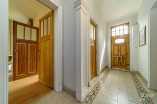 ALVERINGEM: Karaktervolle herenwoning uit het interbellum (jaren 30) met authentieke geveldetails en een warm landelijk interieur op 3.253 m²...