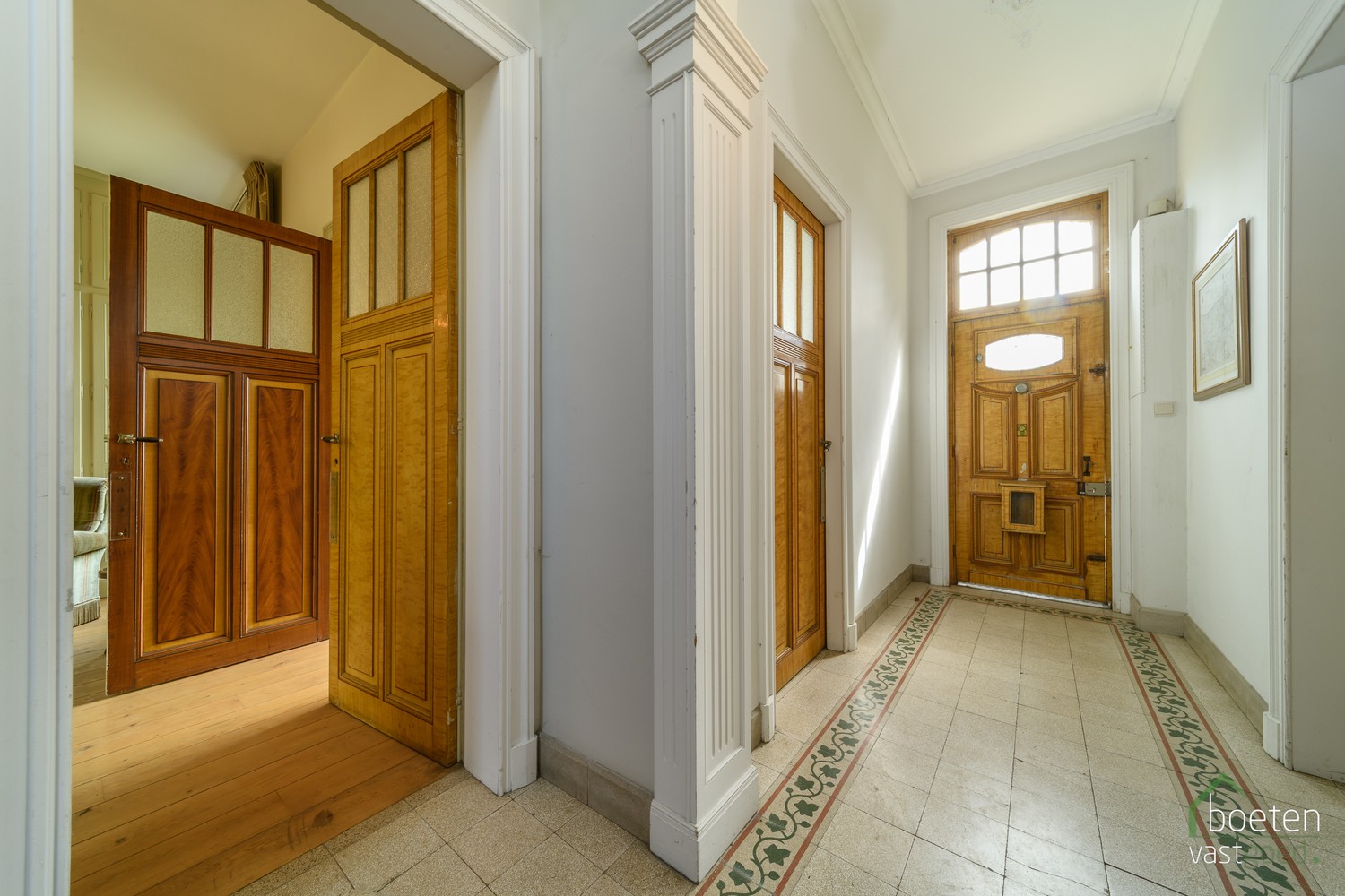 ALVERINGEM: Karaktervolle herenwoning uit het interbellum (jaren 30) met authentieke geveldetails en een warm landelijk interieur op 3.253 m² totale grondopp. - foto 2