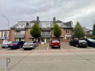 Op een centrale ligging, met mooi verzicht vanop het grote terras, vinden we dit heel net en ruim appartement. Het appartement is voorzien van een inkomhall met gastentoilet en ingemaakte vestiairekast. Vooraan is er een leefruimte met open, ingerichte keuken. Verder is er een berging, nette badkamer met ligbad en douche, 2 ruime slaapkamers en een heel ruim terras met mooi zicht achteraan. (beperkte foto's wegens privacy redenen) Breng gerust een bezoek aan dit mooie en kwalitatieve appartement ! Voor meer inlichtingen of een bezoek, contacteer Veronique 0483/676579