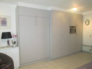 Mooie studio te huur vlakbij duinen en strand! <br />Studio bestaande uit living, keuken, badkamer met inloopdouche en toilet. <br />Gemeubeld.<br />EPC: 316 kWh/m2<br />Ingemaakt bed in wandmeubel.<br />Fietshaak nummer 5 in de residentie zelf.<br />Maandelijkse huurprijs: 600 EUR + provisioneel bedrag van 50 EUR algemene onkosten = 650 EUR per maand.<br />Vrij per 01/10/2026.