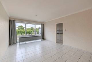 <p>Centraal gelegen appartement op de eerste verdieping met 2 slaapkamers, EPC label A (!), terras en mogelijkheid tot aankoop garagebox! <br /><br />Indeling: inkomhal met ingemaakte kast; apart toilet; gezellige en lichtrijke woonkamer; geïnstalleerde keuken voorzien van kwalitatieve toestellen; aanpalende berging met aansluiting voor WM/DK; badkamer bevat lavabo en douche in bad; 2 slaapkamers met beiden toegang tot het terras, voorzien van rolluiken. <br /><br />Mogelijkheid tot aankoop van afgesloten garagebox. <br /><br />Algemeen: <br />- Ramen incl vliegenramen en rolluiken vernieuwd in 2026<br />- CV op gas (2023) <br />- Dak vernieuwd in 2026 <br />- Elektriciteit appartement niet conform - gemene delen wel conform <br />- Asbestveilig <br />- Centrale ligging nabij centrum, Ring, winkels, scholen, ziekenhuis, openbaar vervoer, etc. <br /><br />Bekijk zeker de 360° rondgang via onze website (+ mogelijkheid tot opmeten en ontmeubelen).<br />Alle attesten zijn beschikbaar onderaan op onze website. <br />Voor meer info of een bezoek: 0472 22 22 44 of thanee@solittvastgoed.be.</p>