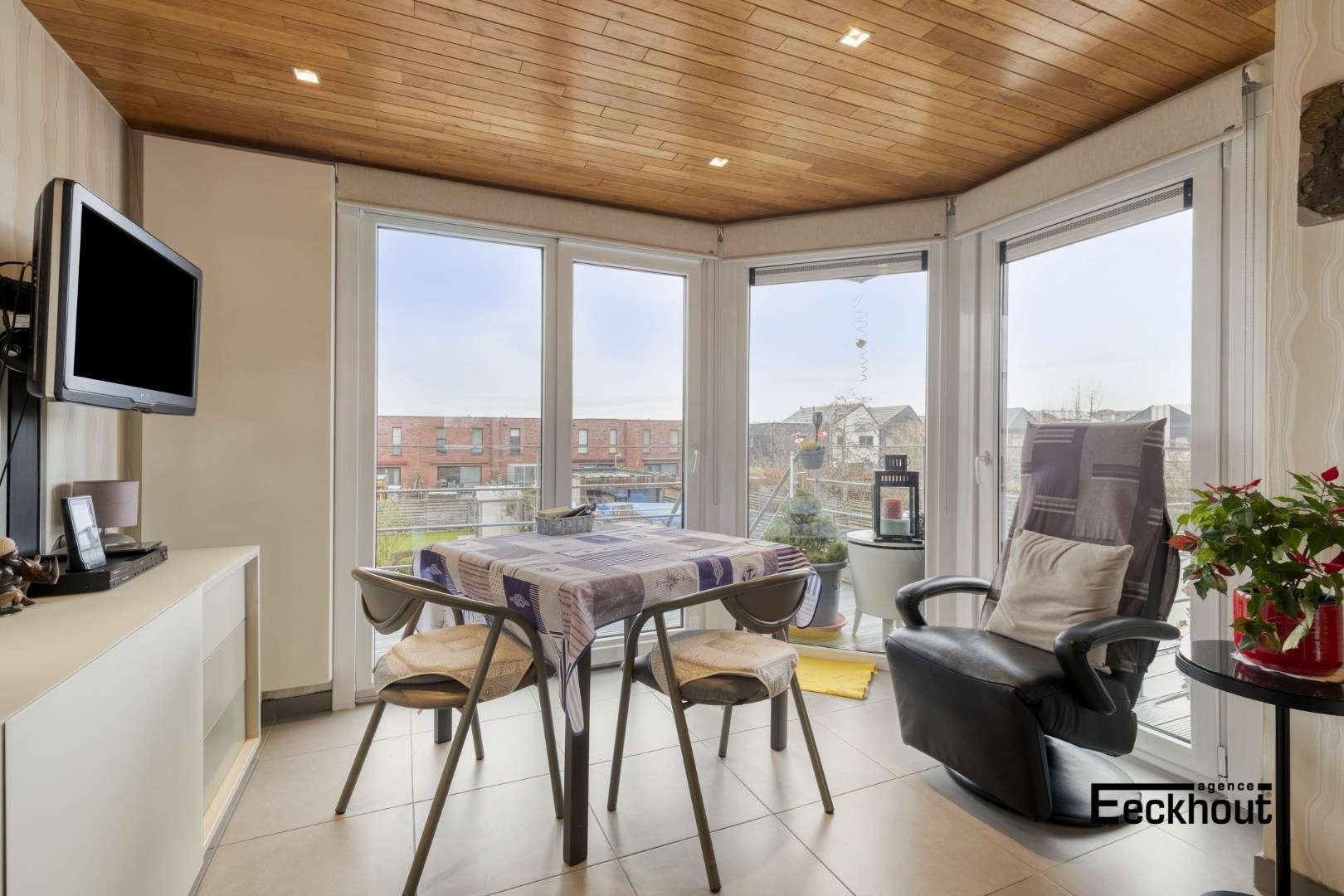 Instapklare ruime bel-etage woning (217 m² bewoonbare oppervlakte) met dubbele garage en grote tuin op topligging in Oostende - foto 5