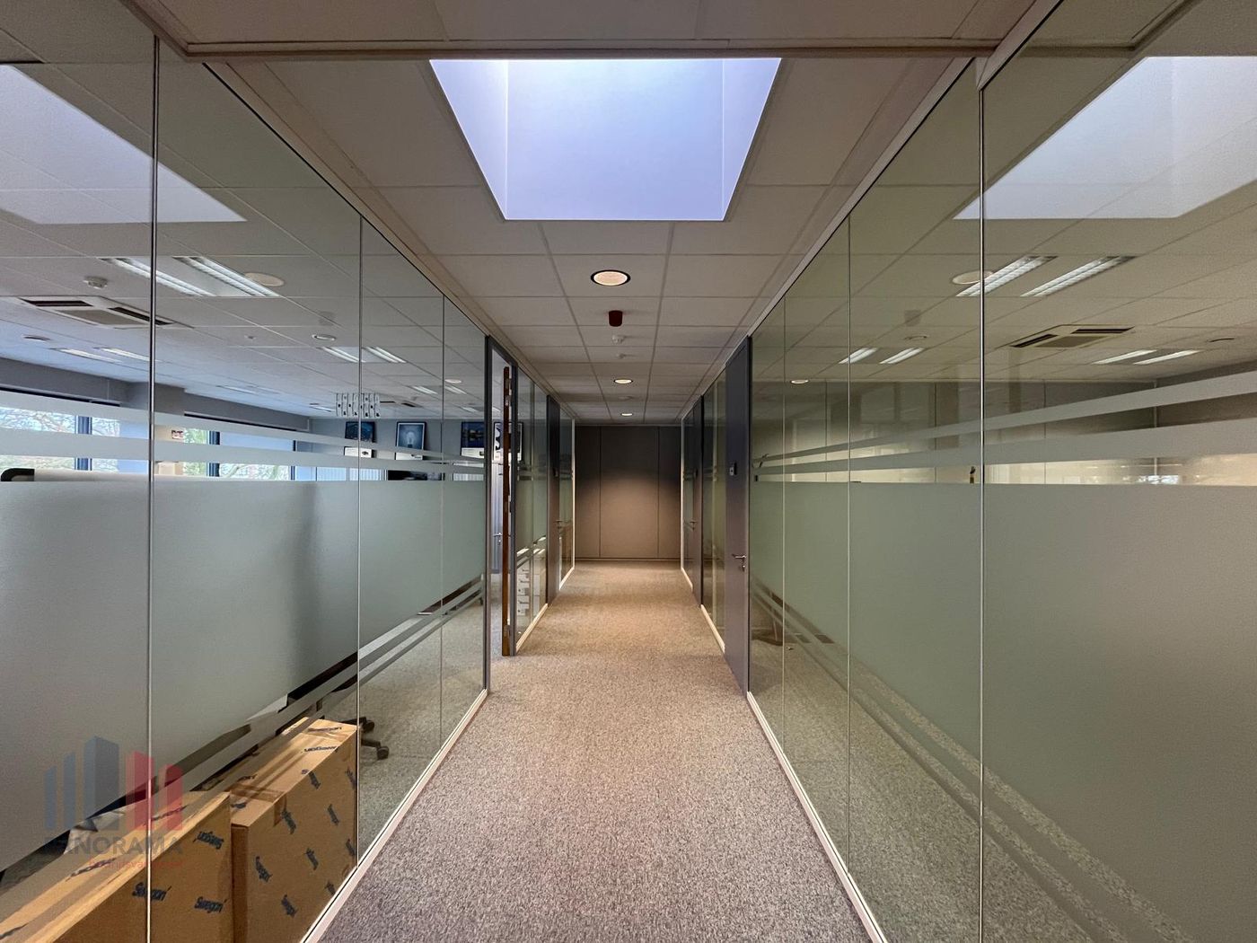 Stylishly furnished office in strategically located business centre - photo 4