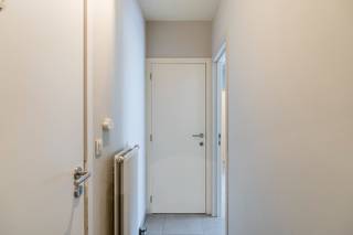 Welkom in dit lichtrijke appartement in het hart van Heverlee! Gelegen in de rustige Leeuwerikenstraat te Heverlee geniet u hier van een groene en residentiële omgeving, op een boogscheut van Leuven-centrum. U woont hier vlak bij het Heverleebos en andere natuurgebieden, met alle voorzieningen en openbaar vervoer op korte afstand. Een ideale locatie voor wie rust en bereikbaarheid weet te appreciëren.<br /><br />U komt binnen via de inkomhal met vestiaire en een apart toilet. Van daaruit bereikt u de leefruimte met open keuken, die via het zuidwest-gericht terras (+/- 20 m²) rechtstreeks aansluit op de tuin. De slaapkamer en de badkamer bevinden zich eveneens op het gelijkvloers. Een bijkomende berging binnen het appartement biedt extra opbergruimte.<br />Vanuit de leefruimte stapt u via het terras de tuin van ongeveer 50 m² in, waarvan de bewoner het exclusief en privatief genot heeft, een zeldzame troef voor een appartement op deze locatie.<br /><br />Lichtarmaturen, rolgordijnen en rolluiken zijn ook reeds voorzien in het gehele appartement. <br /><br />De huurprijs bedraagt € 1140 per maand, met een maandelijkse provisie van € 60 voor de gemeenschappelijke kosten. De nutsvoorzieningen zijn ten laste van de huurder maar met een zeer goed EPC-score 118 - B blijven de energiekosten beperkt. Het appartement is beschikbaar vanaf 1 september en wordt verhuurd als hoofdverblijfplaats met een huurcontract van minimum 3 jaar.<br /><br />Interesse in een bezichtiging? Plan snel een afspraak op https://immojanstas.be/nl/huren via onze online agenda, de snelste en efficiëntste manier om een bezichtiging in te plannen! Voor vragen zijn wij beschikbaar op het nummer 016 23 90 81, elke weekdag van 10u tot 13u.