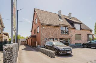 Dit functionele gebouw in Beveren-Leie combineert een commerciële kantoorruimte met twee bovenliggende, verhuurde appartementen.Het handelsgelijkvloers heeft een oppervlakte van ca. 221 m² en is efficiënt ingedeeld met een onthaal, vier aparte vergaderruimtes of burelen, een afgesloten kantoor en een geïnstalleerde keuken. Daarnaast is er een polyvalente zaal die momenteel is ingericht als vergaderruimte met bar. Het kantoor is volledig instapklaar, uitgerust met zonnepanelen en het aanwezige meubilair kan optioneel worden overgenomen voor € 21.000,00 (excl. btw).Op de bovenliggende verdiepingen bevinden zich twee instapklare appartementen die onmiddellijk rendement genereren. Elk appartement beschikt over twee slaapkamers, een zonnig terras en toegang tot de kelder:- Appartement 1e verdieping: verhuurd aan € 660 / maand- Appartement 2e verdieping: verhuurd aan € 640 / maandBelangrijkste troeven:- Commerciële ligging: Uitstekende visibiliteit en bereikbaarheid in Beveren-Leie.- Instapklaar kantoor: Ruim gelijkvloers (ca. 221 m²) inclusief zonnepanelen.- Logistiek comfort: Parkeerplaatsen voor- en achteraan, een aparte garage en een kelder voor extra opslag.Contacteer Wessel Audoor voor verdere informatie of een bezoek ter plaatse.wessel.audoor@dewaele.com0472 18 39 13EPC: 178 kWh/m²EPC: 262 kWh/m²EPC KNR: BBestuursmaatregelen in het maatregelenregister: nee