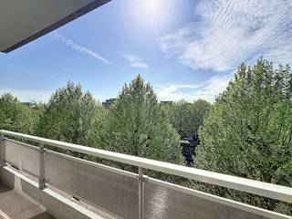 Dit appartement aan de Coupure Links is een droom voor wie houdt van licht en zicht. De ruime woonkamer biedt een rustgevend uitzicht over het...