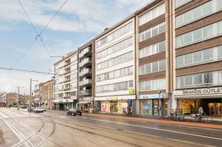 Dit ruime en lichtrijke appartement is gelegen op een uitstekende locatie in het centrum van Mortsel. Winkels, bakkers, scholen, openbaar vervoer...