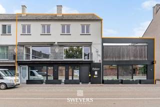 Ondernemen, wonen én investeren op één adres in centrum Alken. Deze veelzijdige eigendom combineert een instapklare commerciële ruimte van 188 m² met een afzonderlijke duplexwoning van 166 m² met 4 slaapkamers en 2 badkamers. Beide delen beschikken over een aparte toegang, waardoor verschillende gebruiks- en verhuurmogelijkheden ontstaan. Het handelsgedeelte werd in 2019 grondig gerenoveerd en beschikt over ruime polyvalente ruimtes, terwijl de duplex bijkomend geniet van meerdere terrassen en maar liefst 83 m² zolderruimte. In totaal 354 m² verhuurbare vloeroppervlakte op een centrale locatie in Alken. Ontdek alle foto's en mogelijkheden op www.swevers.be of bel 012 699 900.