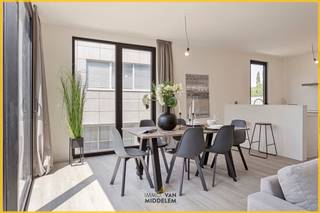 <strong>Immo Van Middelem verkoopt dit ruim, instapklaar nieuwbouwappartement (+/- 115m²) met 3 slaapkamers, terras en kelderberging in het nieuwbouwproject 'Bruegel' te Dilbeek, op de grens met Anderlecht.</strong><br /><br /><span>De ligging biedt heel wat voordelen: scholen, handelaars (o.a. bakker, apotheek, krantenwinkel) bevinden zich op wandelafstand. De op- en afritten van de Ring liggen op +/- 100m waardoor de locatie een ideale uitvalsbasis is met de wagen alsook met het openbaar vervoer.</span><br /><br /><span>Het appartement is gelegen op de 1st verdieping (met lift) van een kleinschalig project met 10 appartementen en 2 ruimtes voor een vrije beroep of dienstverlening.</span><br /><br /><span>De indeling is als volgt: living (salon en eetplaats) met open volledig ingerichte keuken en toegang tot het terras, nachthal, 3 slaapkamers, badkamer (douche in bad) en een berging. Een ruime berging van +/- 9m² in de ondergrondse parking is inbegrepen in de prijs.</span><br /><br /><span>De hoogwaardige afwerking en bijzondere aandacht voor de meest recente isolatienormen waarborgen een kwaliteitsvol en energiezuinig wooncomfort. De appartementen zijn ontworpen met aandacht voor natuurlijke lichtinval en een hoge woonkwaliteit.</span><br /><br /><span>De privatieve staanplaats in de ondergrondse parking is verplicht te kopen aan 28.500 € samen met het appartement.</span><br /><br />Gemeenschappelijke lasten: ± 125 €/maand (onderhoud en verbruik gemene delen en tuin, lift, syndicus, blokpolis)<br />Individuele tellers. Vloerverwarming met warmtepomp en zonnepanelen inbegrepen in de prijs. EPB op basis van voorstudie: E-peil van E28. <br />De verkoop geschiedt volledig onder 21% BTW. <br />Kosten voor het aandeel in de opmaak van de basisakte (1.000 €), voor de aansluiting op de nutsvoorzieningen (5.750 €) en de reeds uitgevoerde schilderwerken (5.000 €) zijn ten laste van de koper.<br />Vrij bij akte.