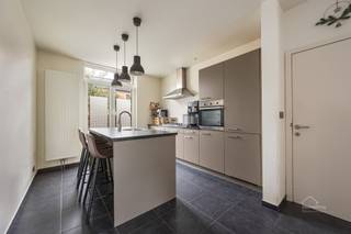 Instapklare woning met ruime tuin in Antwerpen te koop! Ontdek deze ruime gezinswoning in Antwerpen met een bewoonbare oppervlakte van ca. 195 m². De...