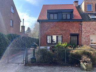 Een gezellige woning met recent vernieuwd dak in een rustige woonstraat tussen Max Hermanlei en Hoge Kaart in nabijheid van winkels, scholen...