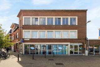 <p><strong>LOCATIE</strong></p>
<p>Welkom op het Michel Willemsplein in Wilrijk! Deze vlot bereikbare ligging combineert de rust van een residentiële buurt met de nabijheid van alle voorzieningen. Winkels, scholen, openbaar vervoer en gezellige horeca bevinden zich op wandelafstand. Bovendien bent u snel in het centrum van Antwerpen of op de belangrijkste invalswegen.<br /><br /><strong>INDELING</strong></p>
<p>Dit lichtrijke appartement beschikt over drie slaapkamers, een badkamer en een apart toilet. De volledig geïnstalleerde keuken sluit aan op de gezellige leefruimte, vanwaar u toegang heeft tot het ruime terras – perfect om te genieten van een koffietje in de zon of een rustige avond buiten.<br /><br />De indeling is praktisch en biedt voldoende leefcomfort, met oog voor ruimte en lichtinval.<br /><br /><strong>TROEVEN</strong>:</p>
<p>✔ Mobiscore 8,9/10<span> </span><br />✔ Ruim terras<br />✔ 3 slaapkamers<br />✔ Vele winkels scholen en ontspanningsmogelijkheden nabij<br /><br /><strong>TECHNISCHE GEGEVENS:</strong></p>
<p>Het appartement is instapklaar, voorzien van dubbele beglazing en centrale verwarming. De keuken is uitgerust met moderne toestellen en biedt voldoende kastruimte.<br /><br /><br />Op zoek naar een comfortabel appartement met buitenruimte op een goede locatie? Dan is dit een kans die u niet mag missen!<br /><br />Interesse? Neem contact op via 0471 38 26 68 of Lex@bauwensvastgoed.be voor meer informatie of een gratis waardebepaling van uw eigendom.<br /><br />Stedenbouwkundige informatie in aanvraag.</p>