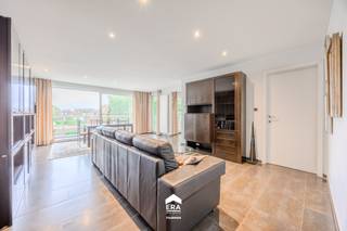<p>Lommel-centrum: Appartement met 2 slaapkamers, vrij zicht op parktuin en zeer goed EPC-label B.</p>
<p>Dit uitzonderlijk ruime appartement van maar liefst 134 m² is gelegen op een absolute toplocatie in Lommel. Hier combineert u het levendige karakter en alle voorzieningen van het centrum met de rust en het groen van een prachtige parktuin.</p>
<p> </p>
<p>Vanop het ruime terras geniet u van een aangenaam zicht op de parktuin, terwijl u tegelijkertijd alle winkels, horeca en faciliteiten van het centrum binnen handbereik heeft. Een unieke combinatie van comfort, ruimte en een uitstekende ligging.</p>
<p> </p>
<p>Het appartement beschikt over een moderne keuken, uitgerust met alle hedendaagse gemakken. De twee volwaardige slaapkamers bieden volop ruimte en rust. Ook de badkamer is praktisch ingericht en voorzien van zowel een ligbad als een douche. </p>
<p> </p>
<p>Dankzij de bijbehorende ondergrondse autostaanplaats beschikt u steeds over een goede en veilige parkeeroplossing. Daarnaast biedt de privatieve kelderberging extra opbergruimte voor al uw spullen.</p>
<p> </p>
<ul><li><strong>Troeven:</strong>Toplocatie midden in Lommel-centrum</li><li>Zeer ruim appartement 134m²</li><li>Lichtrijke woonkamer en terras met zicht op parktuin</li><li>Zeer goed EPC-label B</li><li>Ondergrondse autostaanplaats en kelderberging inbegrepen</li><li>Lift aanwezig</li><li>2 volwaardige slaapkamers</li></ul>
<p> </p>
<p>Indeling: Inkomhal, toilet, woonkamer, keuken, wasplaats/berging, nachthal, slaapkamer, badkamer, slaapkamer.</p>