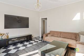 <p><span>Gelegen in een rustige woonwijk in Vilvoorde, op korte afstand van het station, bevindt zich dit unieke pand met twee ruime appartementen. Het is een ideale opportuniteit voor investeerders die onmiddellijk rendement willen behalen, aangezien de appartementen al verhuurd zijn, maar ook perfect voor wie een kangoeroewoning zoekt of aan co-housing wil doen met vrienden of familie. Het gelijkvloers appartement van 85 m² straalt gezelligheid uit en beschikt over een ruime keuken die ook als eetruimte fungeert, ideaal voor sfeervolle maaltijden met familie en vrienden. Verder zijn er twee comfortabele slaapkamers van 14 m² en 14,5 m², een praktische badkamer en een apart bureau dat perfect kan dienen als dressing of gastenkamer. Het appartement op de eerste verdieping biedt met zijn 122 m² nog meer ruimte en flexibiliteit, met vier grote kamers die naar wens kunnen worden ingericht als slaap- en leefruimtes. Dit maakt het bijzonder geschikt voor wie op zoek is naar extra comfort. Bovendien beschikt dit appartement over een garage van 28 m², ideaal voor het veilig parkeren van een voertuig of als extra opbergruimte. Beide appartementen hebben toegang tot een gemeenschappelijke kelder van 50 m², wat een bijkomend voordeel is voor extra opslagmogelijkheden. Dit veelzijdige en instapklare pand biedt tal van mogelijkheden, zowel voor investeerders als voor gezinnen of samenwonende vrienden die op zoek zijn naar een ruime en goed gelegen woning.</span></p>