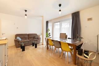 <p>Ideaal gelegen in de Brusselse Vijfhoek, dicht bij talrijke winkels en het historische centrum, op de 4e verdieping van een modern gebouw van 2010, bieden wij u dit prachtige appartement van 97m2 + terrassen. Het bestaat uit een inkomhal, grote lichtrijke woonkamer (41 m²) met open keuken, twee grote terrassen, twee slaapkamers (25 m² en 12 m²), een doucheruimte en een badkamer, apart toilet en een wasruimte. Kelder. EPC B. Dit appartement zal u bekoren met zijn geweldige locatie, ruime woonkamer en zijn privébuitenruimtes! Een bezoek is een must!</p>