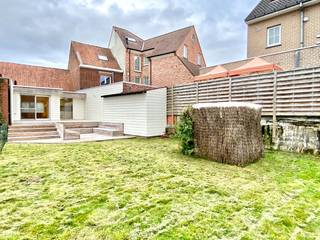 Hedendaagse woning met tuin en 1 slaapkamer te Heule.<br /><br />Deze knusse, gezellige, knap afgewerkte woning staat te koop. Het betreft een recent gerenoveerde woning met vele troeven!<br /><br />Inkom met apart toilet, toegang naar de badkamer, trap naar het verdiep en doorgang naar de leefruimte. De leefruimte is voorzien van parket, designverlichting, TV meubel en keuken om de hoek. Al deze ruimten hebben zicht over het terras en de tuin.<br /><br />De badkamer bevat een inloopdouche, wastafel met bijhorende kasten en vooral voldoende ruimte. Het verdiep is 1 heel grote slaapkamer.<br /><br />De tuin is voorzien van een groot terras, zithoek, bergruimte en grasperk.<br /><br />EPC WORDT HERWERKT, WE GAAN UIT VAN EEN WIJZIGING TOT EEN EPC C<br /><br />PLUSPUNTEN:<br />+ recente renovaties achter de rug<br />+ tuin<br />+ leuke inrichting