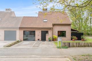 strong&gt;Te koop in Meise, Rustige gelegen woning met goede bereikbaarheid en 3 tot 4 slaapkamers.<p><br /></p><p>Deze woning biedt een praktische indeling en een aangename woonomgeving. Met zijn 3 tot 4 slaapkamers is er ruimte voor het hele gezin. De ligging in een residentiële buurt nabij scholen, park en invalswegen combineert rust met vlotte verbinding naar Brussel en Antwerpen. Naastliggende dorpen zoals Wolvertem, Grimbergen en Kapelle-op-den-Bos zijn makkelijk bereikbaar.</p><p><br /></p><p><strong>Belangrijkste ruimtes:</strong></p><p>• Woonkamer met veel lichtinval.</p><p>• Keuken met dubbele spoelbak, vaatwasser, dampkap en gasfornuis.</p><p>• slaapkamers (9 m², 10 m², 9 m² en mogelijkheid tot een 4de van 14m²).</p><p>• Badkamer met douche, ligbad, toilet en wastafel.</p><p>• Bijkeuken en berging.</p><p>• Overdekt terras en grote afgesloten tuin</p><p><br /></p><p><strong>Troeven:</strong></p><p>• Gunstig EPC-C </p><p>• Mooi overdekt terras en rustige ligging in een doodlopende straat.</p><p>• Grote afgesloten tuin, 3 tot 4 kamers mogelijk en een extra carport naast de woning. </p><p>• Vlotte verbinding met autostrade richting Brussel/Antwerpen</p><p><br /></p><p><strong>Wens je een bezoek? Contacteer dan ERA LEUS &amp; TOYE via 02/335.11.12 en plan een afspraak met Thierry Van Campenhout.</strong></p>