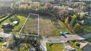 Deze uitzonderlijk ruime bouwgrond van 29a 18ca is ideaal gelegen op een centrale locatie langs de Grote Bollostraat 135 in Tremelo, op amper een kilometer van het centrum. Winkels, scholen en alle dagelijkse voorzieningen bevinden zich binnen handbereik, wat deze ligging bijzonder aantrekkelijk maakt voor wie comfortabel en praktisch wil wonen.<br /><br />Met een straatbreedte van ca. 30 meter en een diepte van ongeveer 110 meter (licht versmallend naar achter toe), biedt dit perceel tal van mogelijkheden voor het realiseren van een ruime, vrijstaande woning in een aangename omgeving.<br />De ligging langs een vlot bereikbare verbindingsweg zorgt voor een uitstekende bereikbaarheid zonder de drukte van een hoofdweg. <br /><br />Volgens de geldende verordening woon- en leefkwaliteit gelden o.a. volgende richtlijnen:<br />• Geschikt voor open bebouwing met min. 3 m bouwvrije stroken aan beide zijden<br />• Minimale gevelbreedte van 9 m<br />• Minimale tuindiepte van 15 m<br />• Max. 50% van het perceel mag bebouwd/verhard worden<br />• Max. bouwdiepte van 15 m (indicatief volgens verordening)<br />• Minstens 1 parkeerplaats op eigen terrein te voorzien<br />• Aandacht voor groene inrichting en harmonie met de omgeving<br /><br />Voor meer info en vragen contacteer Kevin Comyn via kevin.comyn@imovastgoed.be of via 015/34.34.54.<br />U kan Imo Vastgoed steeds vrijblijvend contacteren voor een gratis waardebepaling van uw eigendom.