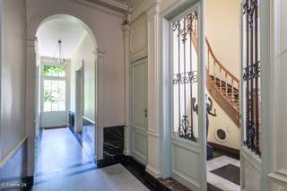 <p><span>ANTWERPEN - Bij Oudaan en Mechelseplein</span><span>: Uitzonderlijke meesterwoning in Neoclassicistische stijl in hartje stad met gevelbreedte van 17m, overdekt binnenzwembad, inpandige garage en zuidtuin. EPC Label B</span></p><p><span> </span></p><p><span>BESCHRIJVING:</span></p><p><span> </span></p><p><span>Deze herenwoning bevindt zich in de rustige Aalmoezenierstraat, een doodlopende straat op wandelafstand van het beste dat Antwerpen te bieden heeft. </span></p><p><span>De geveldbreedte van maar liefst ca 17m en vrije hoogtes van 3m maken het ruimtelijk gevoel werkelijk uniek doorheen de volledige de woning. </span></p><p><span>Met een inpandige garage met automatische poort ter beschikking, is parkeren nooit een probleem en tot ontspanning komt u steeds in de ruime zuidtuin met aansluitend overdekt zwembad. </span></p><p><span>Dit aanbod is een echte opportuniteit voor wie royaal wilt leven in de stad. </span></p><p><span> </span></p><p><span>Gelijkvloers:</span></p><p><span>Portaal met doorgang naar tuin.</span></p><p><span>Rechts ruime traphal met vestiaire en toilet.</span></p><p><span>Links zitkamer met toegang tot de garage met dubbele, automatische poort.</span></p><p><span>Rechts van de doorgang bevindt zich de woonkamer met daarachter de keuken. </span></p><p><span>Links van de doorgang is een ruime zitkamer met achteraan aansluitend een aanbouw met groot verwarmd zwembad, beiden uitgevend op de tuin.</span></p><p><span>Terras en aangelegde zuidtuin (ca 220m²) met veel privacy.</span></p><p><span> </span></p><p><span>1° Verdieping</span><span>: </span></p><p><span>Centrale traphal met rechts een bergkamer.</span></p><p><span>Links een ontspanningsruimte.</span></p><p><span>Achteraan, over de volle breedte van het gebouw, ligt een grote ruime kamer met aansluitend een kamer met badkamer.</span></p><p><span> </span></p><p><span>2° Verdieping</span><span>:</span></p><p><span>Volledig hoogwaardig gerenoveerd als appartement met eigen slaapkamer en dressing op prachtige parket. </span></p><p><span>Volledig geïnstalleerde keuken met granieten werkblad en toestellen. Sublieme badkamer met ligbad en inloopdouche op marmer.</span></p><p><span> </span></p><p><span>Zolderverdieping</span><span>:</span></p><p><span>Een kleinere trap geeft toegang tot de enorme zolderverdieping met zeer hoge plafonds.</span></p><p><span> </span></p><p><span>Kelder</span><span>:</span></p><p><span>Ruime kelder met gewelven</span></p><p><span> </span></p><p><span>BIJZONDERHEDEN:</span></p><p><span> </span></p><p><span>- Toplocatie in centrum Antwerpen</span></p><p><span>- Unieke gevelbreedte en gedeeltelijk luxueus gerenoveerd</span></p><p><span>- Inpandige garage en zwembad</span></p><p><span>- Zonnepanelen </span></p><p><span>- Daken geïsoleerd</span></p><p><span>- Weishaupt verwarming</span></p><p><span>- Centraal stofzuigsysteem</span></p>