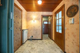 <p>Dit appartement op de gelijkvloerse verdieping rechts (bewoonbare oppervlakte van +/- 100m²) is gelegen in een groene omgeving in het centrum van Strombeek-Bever, op wandelafstand van winkels en openbaar vervoer. Het appartement bestaat uit een inkomhal, een leefruimte (parket) met sierhaard, een volledig ingerichte keuken met toegang tot de gemeenschappelijke tuin van het gebouw, een nachthal met aparte wc en vestiaire, een douchekamer, 3 slaapkamers (12m², 12m² en 14m²) die allemaal uitgeven op het terras achteraan. Daarnaast beschikt het appartement over een individuele kelder. Een afgesloten garagebox kan afzonderlijk aangekocht worden aan 30.000 EUR. EPC: D.</p>