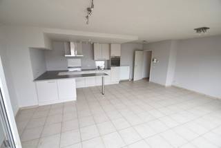 Instapklaar 1-slaapkamerappartement op de eerste verdieping met groot terras (20 m²) gelegen in het centrum van Lebbeke. Lift aanwezig. Het appartement is als volgt ingedeeld:een inkomhal, een ruime eet- en leefruimte, een open keuken, een apart toilet, een berging/wasplaats, een slaapkamer, een badkamer en ruim terras in bankirai. Uitgerust met videofoon. In de onmiddellijke nabijheid van scholen, winkels, apotheek...Huurprijs: 700€ + 50 € mnd.lasten. <br />Vrij vanaf 01/12/2026. EPC:156kWh/m²/jaar. UC:1390639. Voor een plaatsbezoek: 052/52.05.05 of axel@ax-quality.be