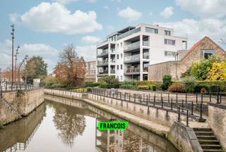 In het idyllische centrum van Diksmuide vindt u deze recente (2020) energiezuinige penthouse. Deze uitzonderlijke woonst combineert moderne luxe...