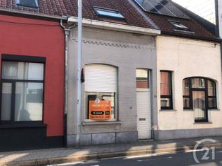 <p>Gezellige woning te huur in hartje Herentals!</p><p>De indeling:</p><p>° inkomhal<br />° leefruimte met eetplaats<br />° uitgeruste keuken<br />° 2 volwaardige slaapkamers<br />° badkamer met inloopdouche en toilet<br />° stockage zolder<br />° gezellige tuin met terras en berging<br />° veel parkeergelegenheid in de straat</p><p><br />De woning bevindt zich midden in het centrum waardoor je op wandelafstand bij winkels en openbaar vervoer bent.</p><p>Vrij vanaf: 01/08/2026</p><p>Wil jij hier graag je nieuwe thuis? Klik dan op de knop 'Ik wil een bezoek'</p><p>EPC: ... UC: ...</p>