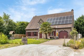 Ruim opgezette, landelijke woning met aangename tuin, 6 slaapkamers en een ingerichte woonstudio op de 2e verdieping Dit betreft een zeer ruime open...