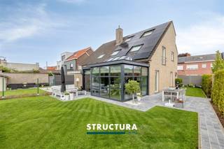 Bent u op zoek naar een ruime, perfect onderhouden gezinswoning op een rustige locatie, zonder in te boeten aan bereikbaarheid? Dan zal deze prachtige halfopen bebouwing u ongetwijfeld weten te bekoren. Gelegen op een perceel van 3a42ca in een rustige buurt met voornamelijk residentieel en agrarisch karakter, geniet u hier van rust, privacy en een uitstekende verbinding naar het centrum en de belangrijkste invalswegen.Deze woning werd doorheen de jaren met veel zorg onderhouden en grondig vernieuwd. Zo werd de volledige gelijkvloerse verdieping in 2018 gemoderniseerd, inclusief de stijlvolle tuinkamer die zorgt voor veel lichtinval en contact met de tuin. Dankzij de zuidwestelijke oriëntatie geniet u bovendien de hele namiddag en avond van de zon in de mooi aangelegde tuin.Indeling- Gelijkvloers: inkomhal met gastentoilet, ruime en lichtrijke leefruimte die naadloos aansluit op de moderne, volledig uitgeruste keuken, prachtige tuinkamer waar u het hele jaar door geniet van een overvloed aan natuurlijk licht en een mooi zicht op de tuin en inpandige garage.- Eerste verdieping: nachthal, drie volwaardige slaapkamers en een vernieuwde badkamer uitgerust met alle hedendaagse comfort.- Zolderverdieping: via een draaitrap bereikt u de ingerichte zolderverdieping waar zich nog twee extra kamers bevinden. Deze ruimtes kunnen perfect dienen als slaapkamer, bureau, hobbyruimte of speelkamer.- Mooi aangelegde tuin met hoogwaardige tuinberging met overdekt terras/loungegedeelte.Karakteristieken- Halfopen bebouwing- Perceeloppervlakte: 3a42ca- Bewoonbare oppervlakte: ca. 202 m²- EPC-label C - elektriciteit conform- 24 zonnepanelen- Laadpaal aanwezig- Zuidwest georiënteerde tuin- Oprit met parkeermogelijkheid voor wagen- Rustige ligging nabij het centrum- Instapklaar en uitstekend onderhouden- Alarm en camera's aanwezig- Geen maatregelen in het maatregelenregisterDeze woning combineert ruimte, comfort, energiezuinigheid en een uitstekende ligging in een aantrekkelijk totaalpakket. De kwalitatieve renovaties, de lichtrijke leefruimtes, de zonnige tuin en de aanwezigheid van maar liefst vijf slaapkamers maken dit de ideale gezinswoning.Interesse? Contacteer Structura voor meer informatie of een bezoek ter plaatse via 02 460 80 46 of info@structura.be